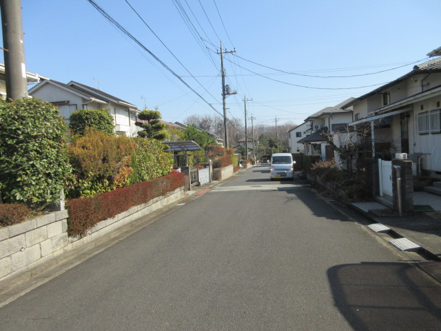 中古戸建　東松山市桜山台23-17（リフォーム住宅）の前面道路含む現地写真