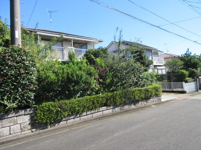 中古戸建　東松山市桜山台23-17（リフォーム住宅）の前面道路含む現地写真