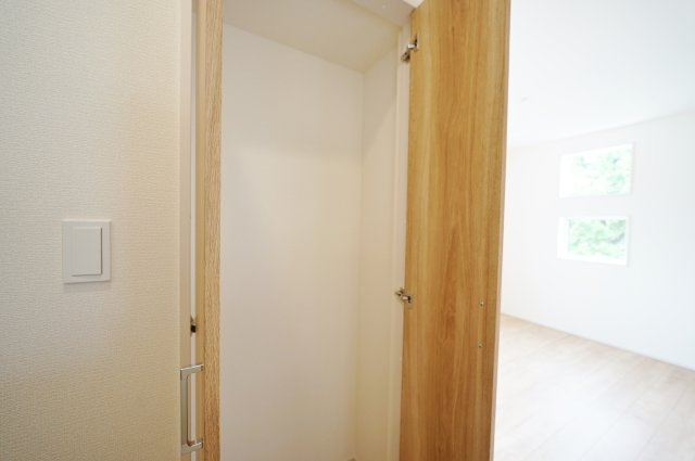 “街ごと新しくなる”全22棟分譲｜北新｜平坦地×駐車2台×開放感ある吹抜けの新築戸建★仲介手数料無料★の収納|廊下に設けられた収納スペースは掃除道具や日用品のストックに便利。生活動線上にあることで、使いやすく家全体をすっきり保てます。
