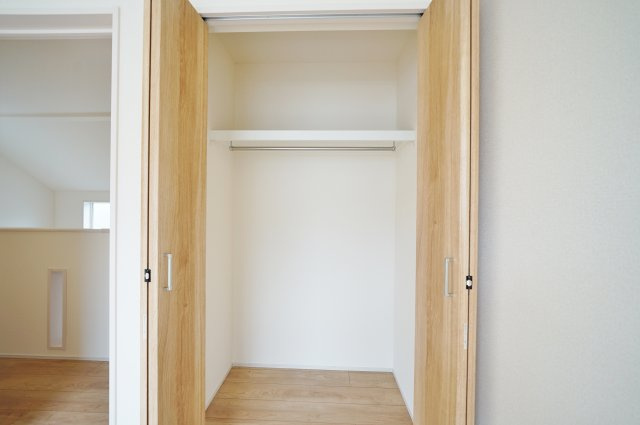 “街ごと新しくなる”全22棟分譲｜北新｜平坦地×駐車2台×開放感ある吹抜けの新築戸建★仲介手数料無料★の収納|クローゼット付きで衣類や荷物をしっかり収納可能。居室を広く使えるため、すっきりとした生活空間を実現できます。