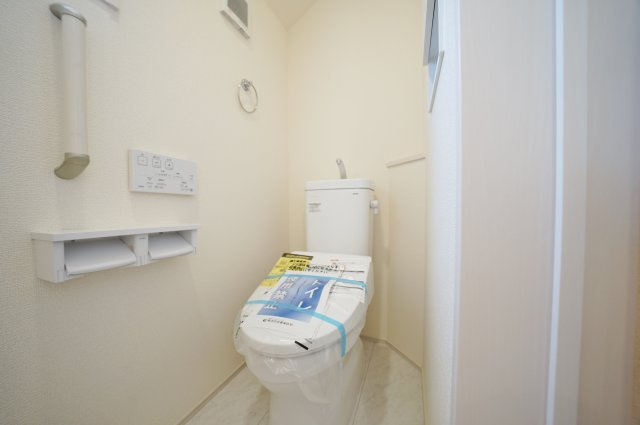“街ごと新しくなる”全22棟分譲｜北新｜平坦地×駐車2台×開放感ある吹抜けの新築戸建★仲介手数料無料★のトイレ|各階にトイレを設けることで朝の混雑を軽減。2階にもあることで夜間の動線もスムーズな、暮らしやすさに配慮された設計です。