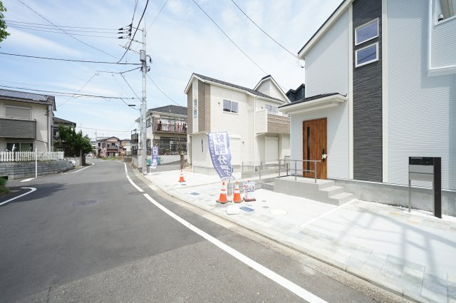 “街ごと新しくなる”全22棟分譲｜北新｜平坦地×駐車2台×開放感ある吹抜けの新築戸建★仲介手数料無料★の前面道路含む現地写真|前面道路はゆとりがあり開放感のある住環境。交通量も比較的少なく、車の出し入れや小さなお子様のいるご家庭にも安心です。