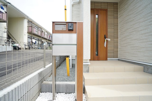 “街ごと新しくなる”全22棟分譲｜北新｜平坦地×駐車2台×開放感ある吹抜けの新築戸建★仲介手数料無料★のその他|デザイン性と機能性を兼ね備えた宅配ボックス付きポスト。不在時でも荷物の受け取りが可能で、忙しい日常をしっかりサポートしてくれます。