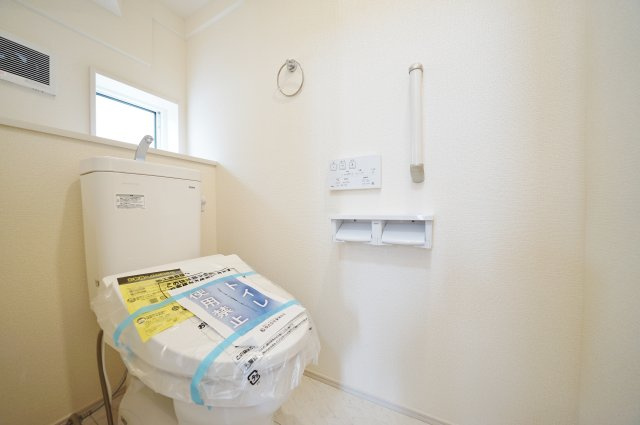 “街ごと新しくなる”全22棟分譲｜北新｜平坦地×駐車2台×開放感ある吹抜けの新築戸建★仲介手数料無料★のトイレ|清潔感のあるシンプルなトイレ空間。操作パネル付きで使い勝手も良く、手すりも設置されており安心してご利用いただけます。