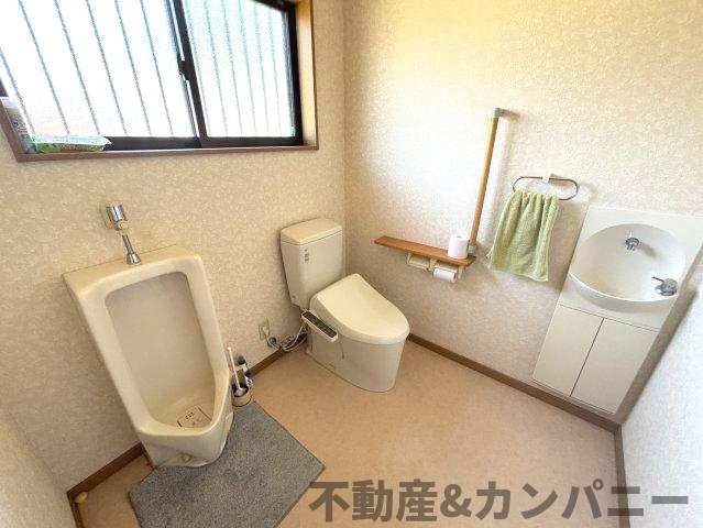 砥部町の中古のおうち　伊予郡砥部町中古戸建のトイレ|広めのトイレです