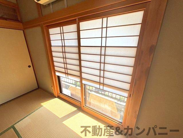 砥部町の中古のおうち　伊予郡砥部町中古戸建の和室|障子を半分開けることができ日差しが差し込みます