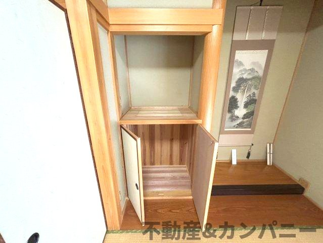 砥部町の中古のおうち　伊予郡砥部町中古戸建の収納|床の間のとなりにも収納スペースがあります