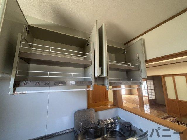 砥部町の中古のおうち　伊予郡砥部町中古戸建のキッチン|流しの上に収納スペースがあります