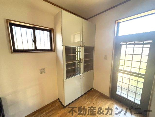 砥部町の中古のおうち　伊予郡砥部町中古戸建のキッチン|背面収納付きです