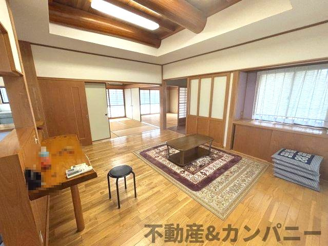 砥部町の中古のおうち　伊予郡砥部町中古戸建の居間・リビング|使いやすいリビングです