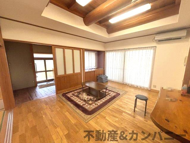 砥部町の中古のおうち　伊予郡砥部町中古戸建の居間・リビング|おしゃれなリビングです