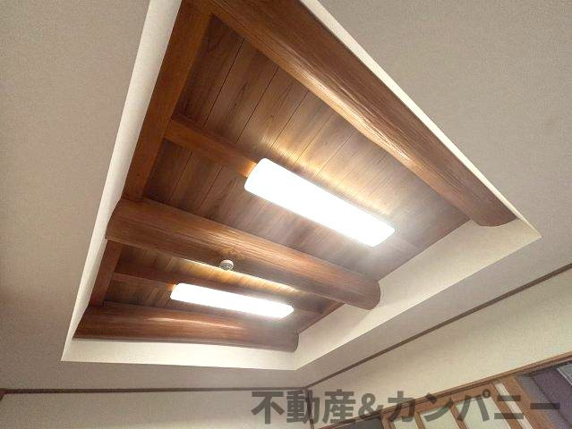 砥部町の中古のおうち　伊予郡砥部町中古戸建の居間・リビング|リビング天井には大きな梁が３本あります