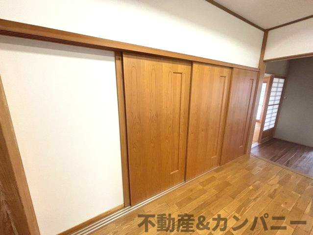 砥部町の中古のおうち　伊予郡砥部町中古戸建の居間・リビング|三枚扉になっていて和室とリビングを分けることできます