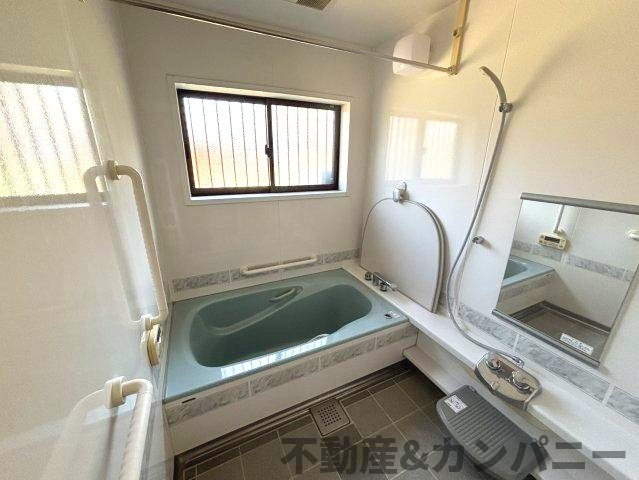 砥部町の中古のおうち　伊予郡砥部町中古戸建の浴室|広めのお風呂です