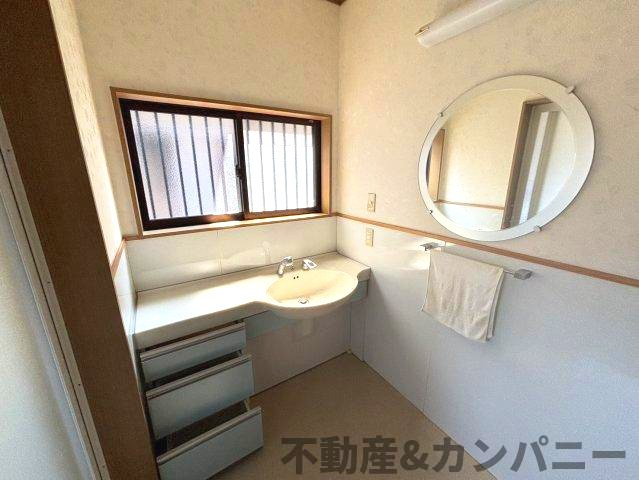 砥部町の中古のおうち　伊予郡砥部町中古戸建の独立洗面台|独立洗面台、小物を置くことができて便利です