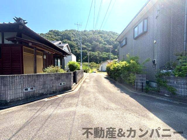 砥部町の中古のおうち　伊予郡砥部町中古戸建の前面道路含む現地写真|前面道路含む現地写真です