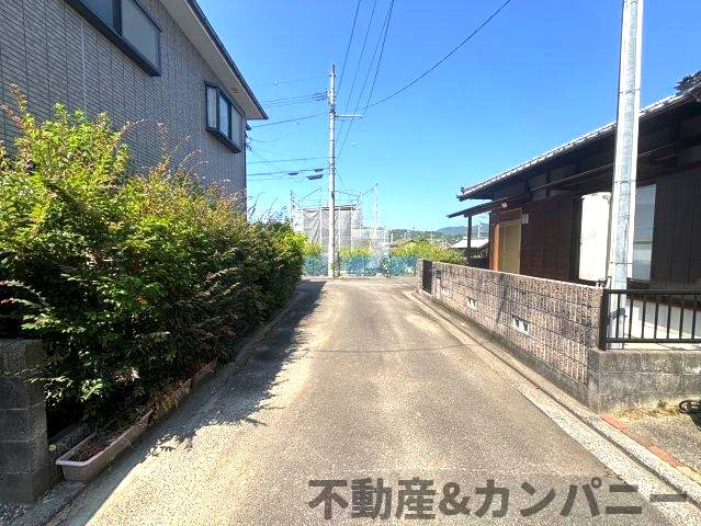 砥部町の中古のおうち　伊予郡砥部町中古戸建の前面道路含む現地写真|前面道路含む現地写真です