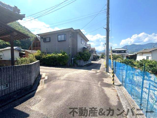 砥部町の中古のおうち　伊予郡砥部町中古戸建の前面道路含む現地写真|前面道路含む現地写真です