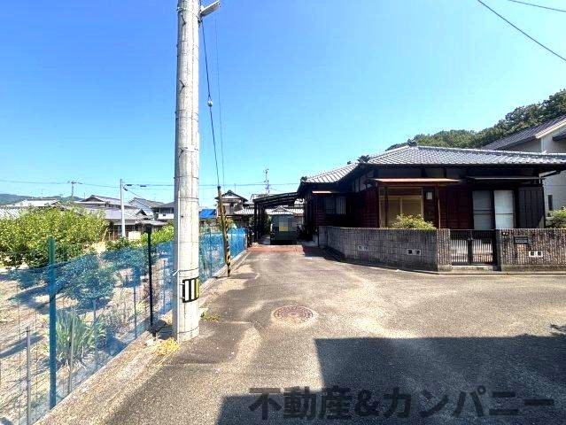 砥部町の中古のおうち　伊予郡砥部町中古戸建の前面道路含む現地写真|前面道路含む現地写真です
