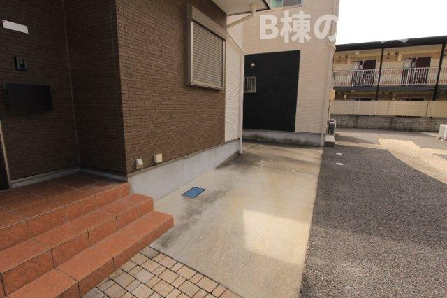 アーバンセレクト柏原の駐車場