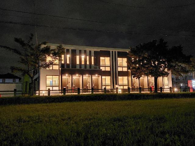 外観写真（夜）