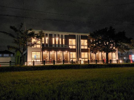 外観写真（夜）