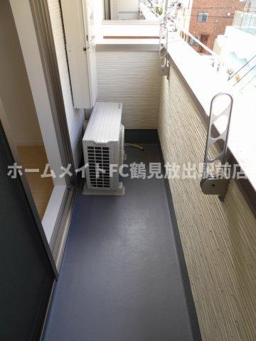 大阪市鶴見区今津中４丁目のアパートのバルコニー