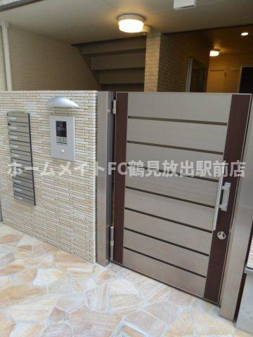 大阪市鶴見区今津中４丁目のアパートのエントランス