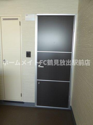 大阪市鶴見区今津中４丁目のアパートの玄関