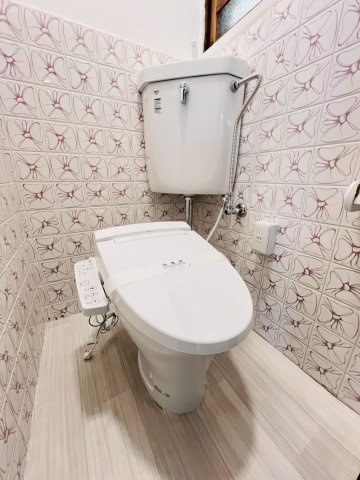 山手5丁目戸建のトイレ
