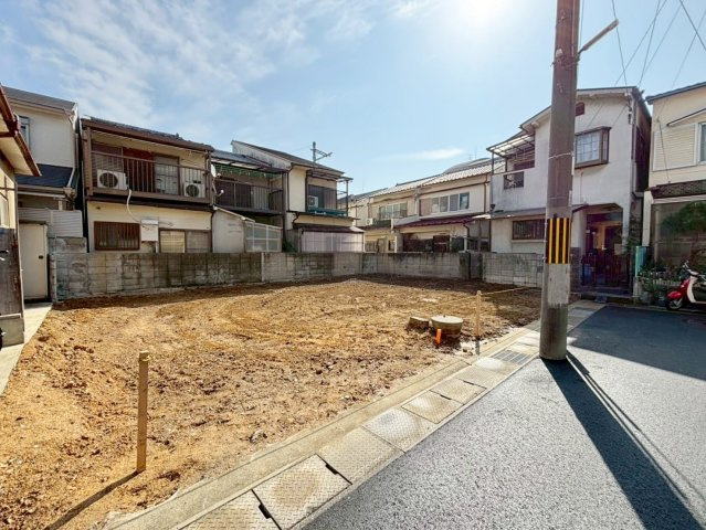 友岡４丁目　建築条件無土地の前面道路含む現地写真|【現地の様子】
建築条件が付いていないお土地の為、お好きなハウスメーカー様や建築会社様でお家づくりが可能です！（R8.2撮影）