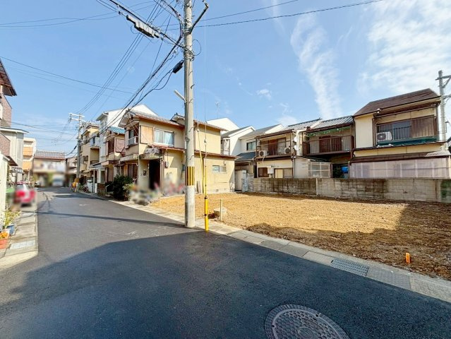 友岡４丁目　建築条件無土地の前面道路含む現地写真|【現地の様子】
前道見通し良好！
比較的車通りが少ない為、小さなお子様がいるご家庭も安心ですね♪（R8.2撮影）