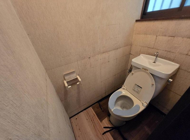 高知市重倉　中古一戸建てのトイレ|落ち着いた広さのトイレ。
外部に面した窓付きで換気が可能です。