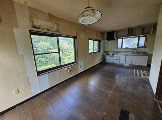 高知市重倉　中古一戸建ての居間・リビング|自然を感じられるロケーションが魅力。
内装はこれから整えたい方にちょうどよい状態です。