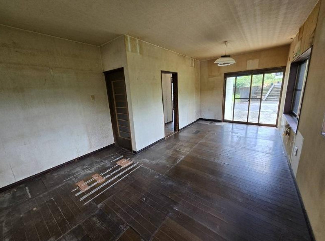 高知市重倉　中古一戸建ての居間・リビング|現況は手直しが必要ですが、その分自由度の高い住まい。
この景色を活かした間取りづくりもご検討いただけます。