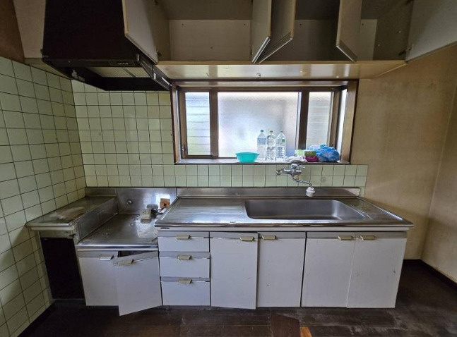 高知市重倉　中古一戸建てのキッチン|窓から自然光が入るキッチン空間。
