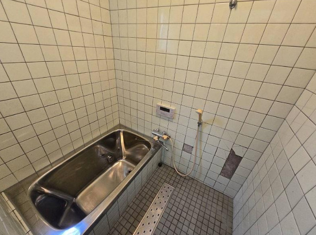 高知市重倉　中古一戸建ての浴室|タイル張りの落ち着いた浴室空間。
窓付きで換気がしやすい仕様です。