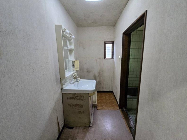 高知市重倉　中古一戸建ての独立洗面台|洗面と浴室が分かれたレイアウト。
水回りをまとめた使いやすい配置です。