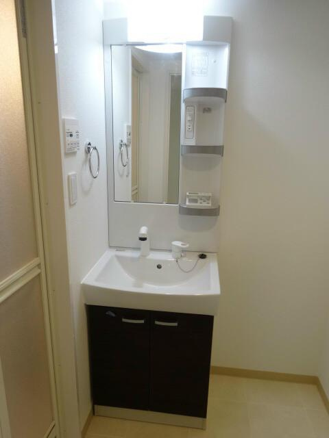 ディアレイシャス成増の独立洗面台|独立洗面化粧台は収納も豊富です 