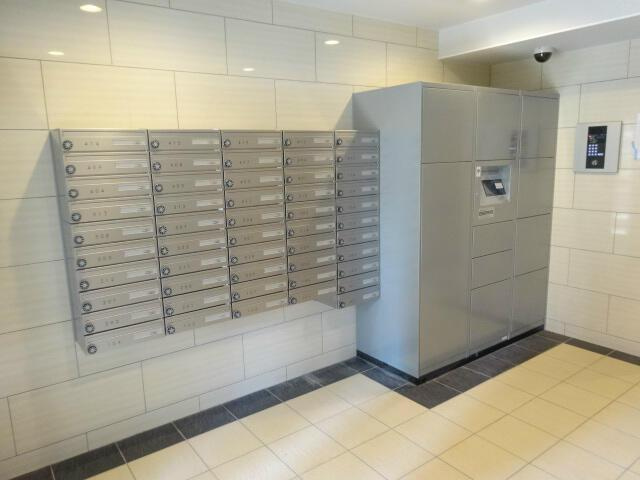 ディアレイシャス成増のその他共用部分|ポストと宅配ボックスです