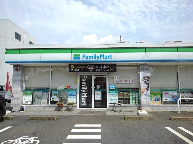 ヴィラ・グランシャリオの周辺|ファミリーマートまで450m