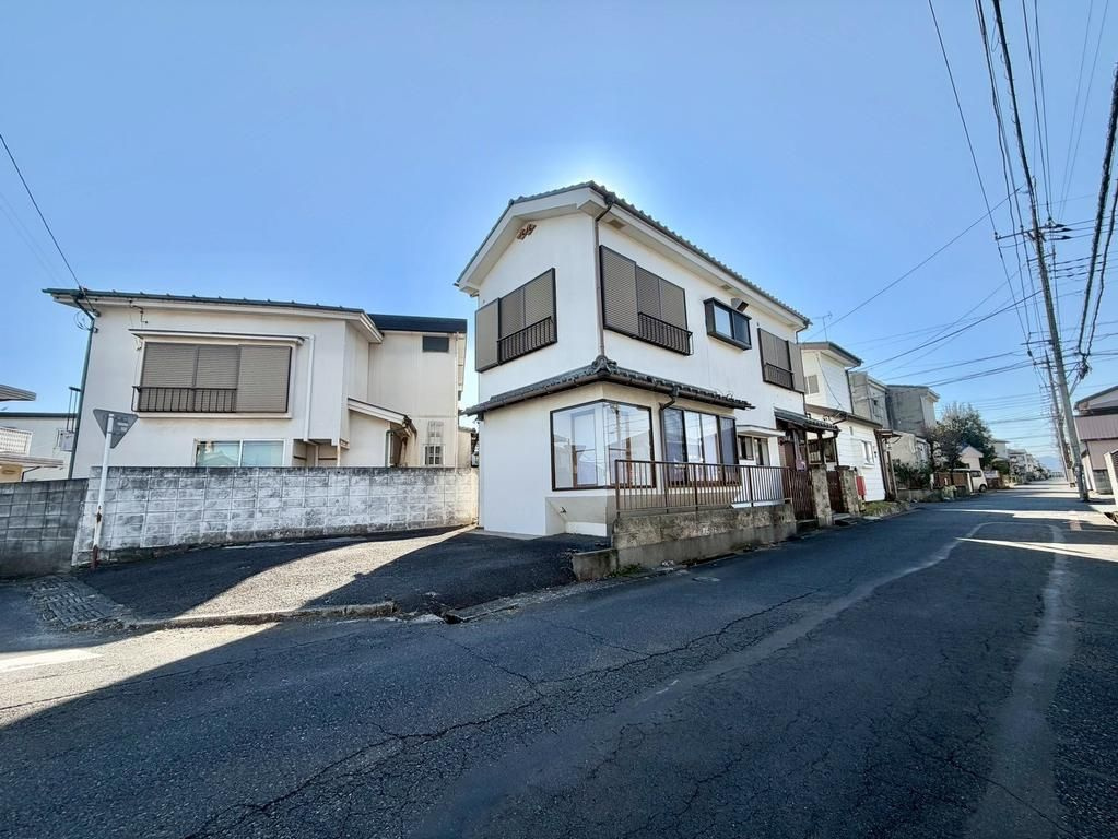 日高市高萩東1丁目　中古戸建　の前面道路含む現地写真