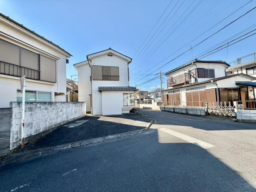 日高市高萩東1丁目　中古戸建　の前面道路含む現地写真