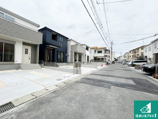 18(土)19(日)現地説明会　伊丹市野間　ラスト1邸の前面道路含む現地写真|周辺は閑静な住宅街！前面道路広々で車の出し入れも便利です。駐車が苦手な方でも安心して車庫入れできます！