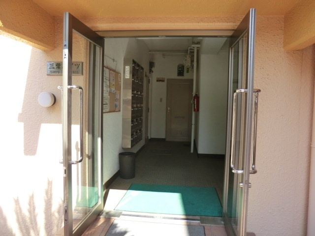 三葉ハイツのエントランス