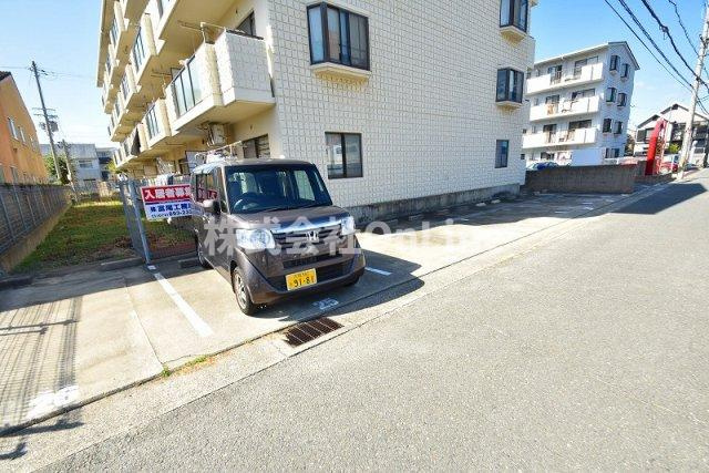ヴィラ赤とんぼの駐車場
