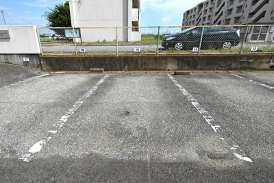 【駐車場】 | ビレッジハウス上三川2号棟 | 駐車場に車を止められます