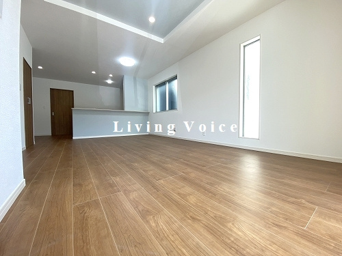 【居間・リビング】 | 【仲介手数料０円】茅ヶ崎市香川4丁目　新築一戸建て　3号棟　全3棟 | 茅ヶ崎市香川4丁目　新築一戸建て　全3棟