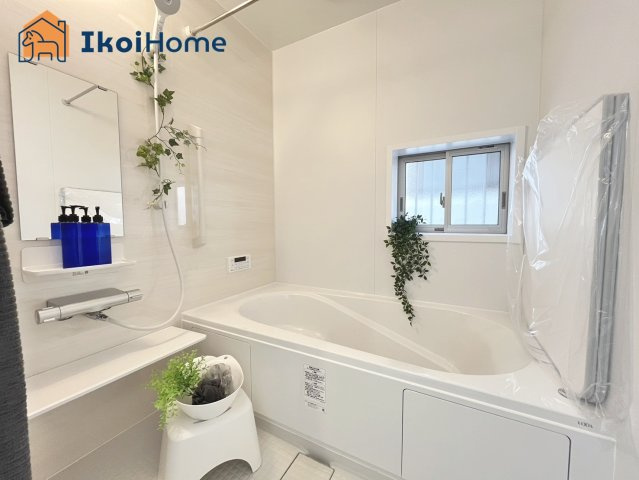 神戸市西区天王山　新築戸建の浴室|◆同社施工例◆足を伸ばしてご入浴いただけるゆったりとした浴槽です。ベンチタイプで半身浴も可能です。