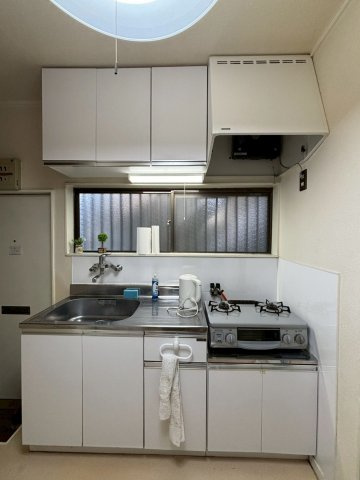 サンホワイトのキッチン|コンパクトなキッチンで掃除もラクラク